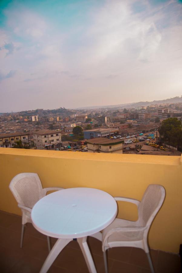 La Concorde: Cozy 2-Bedroom Apartment in Nkomkana Quarter Yaounde Exterior photo